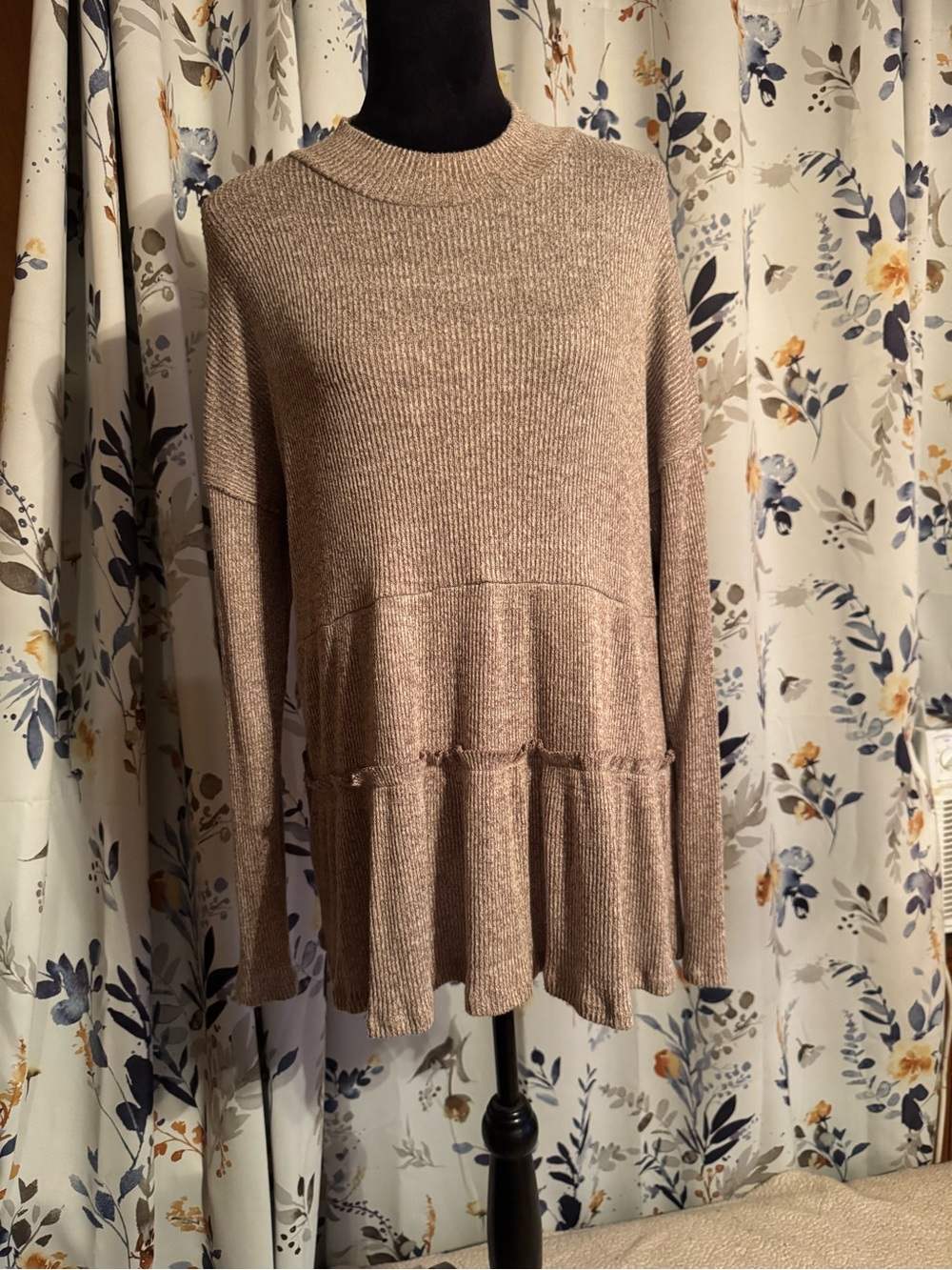 Women’s Maurice Size XL Crewneck Peplum Sweater - Taupe B17